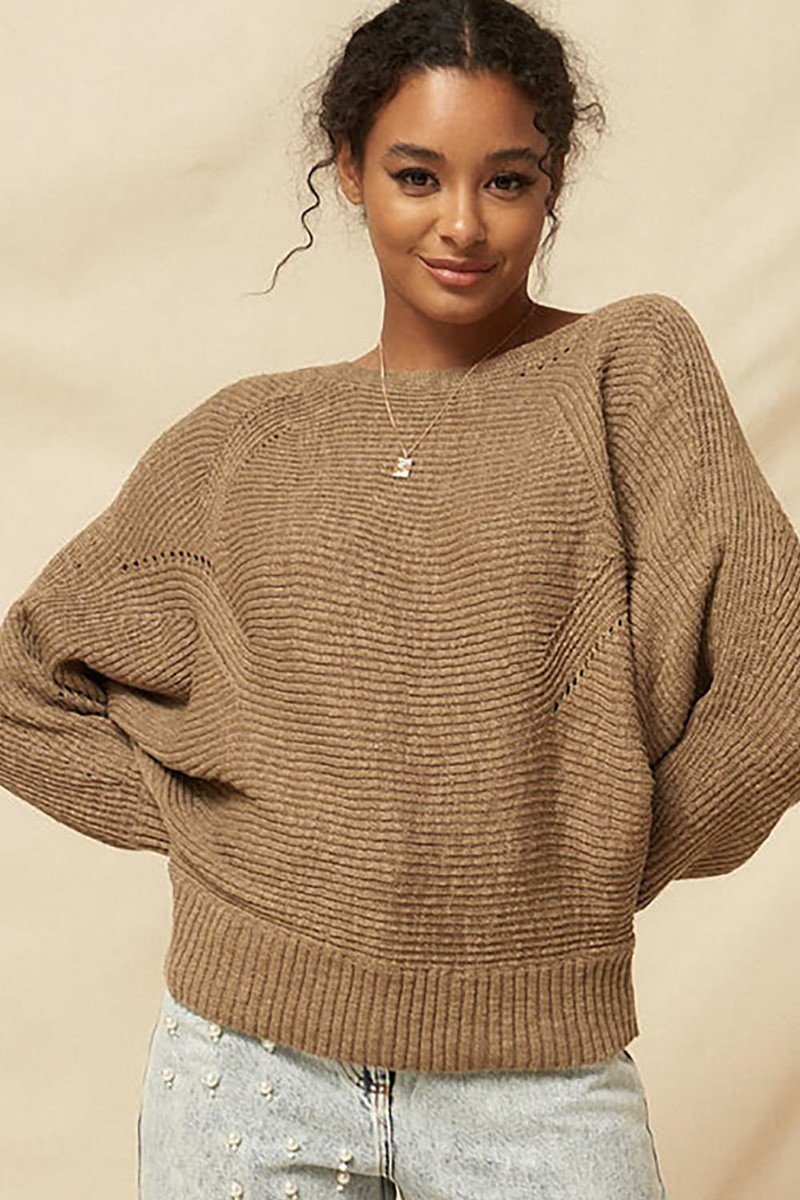 Ein gerippter Strickpullover