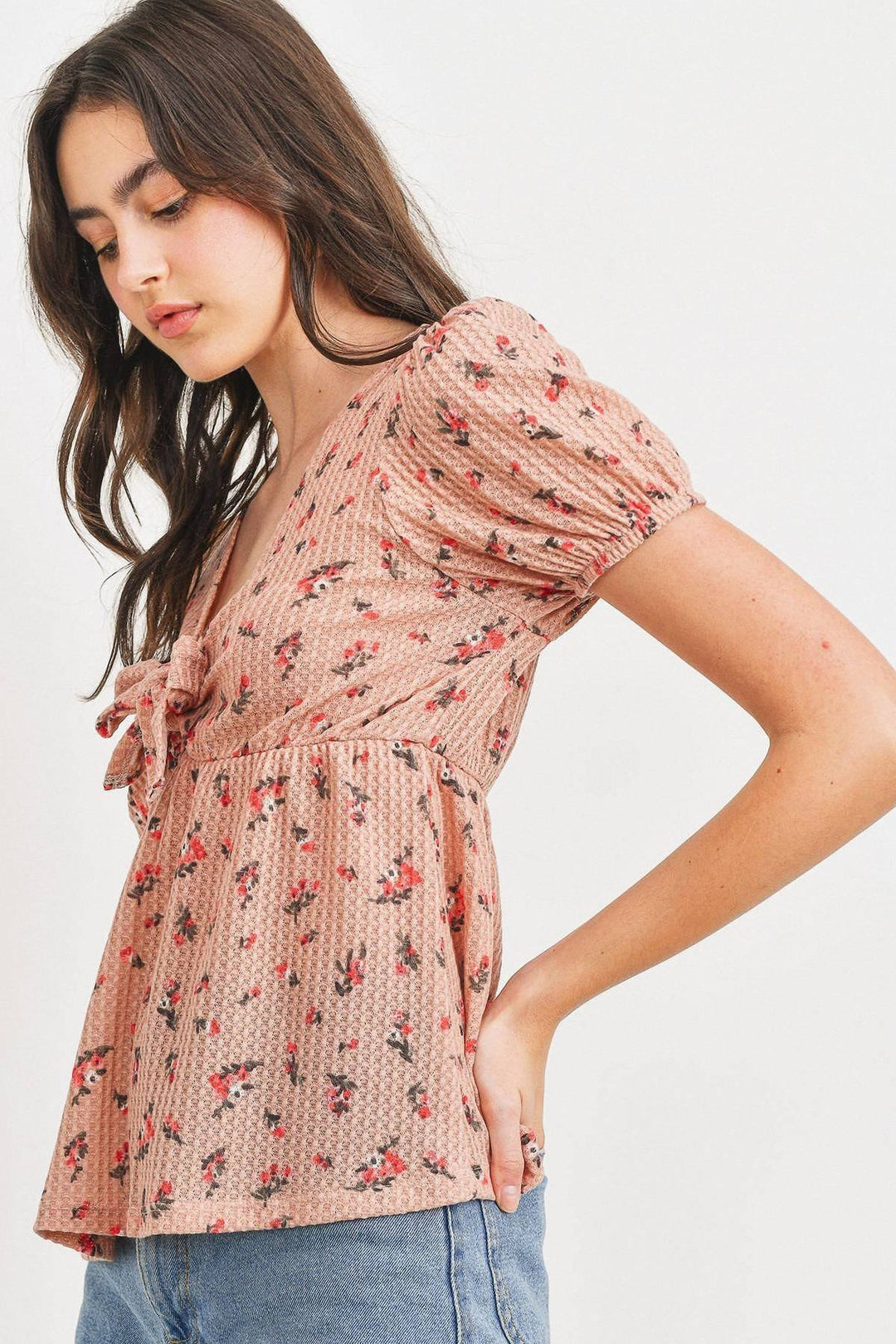 Waffeltop mit Blumenmuster und Bindeband vorne