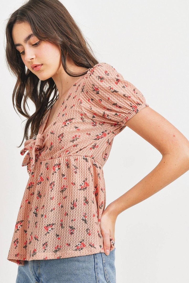 Waffeltop mit Blumenmuster und Bindeband vorne