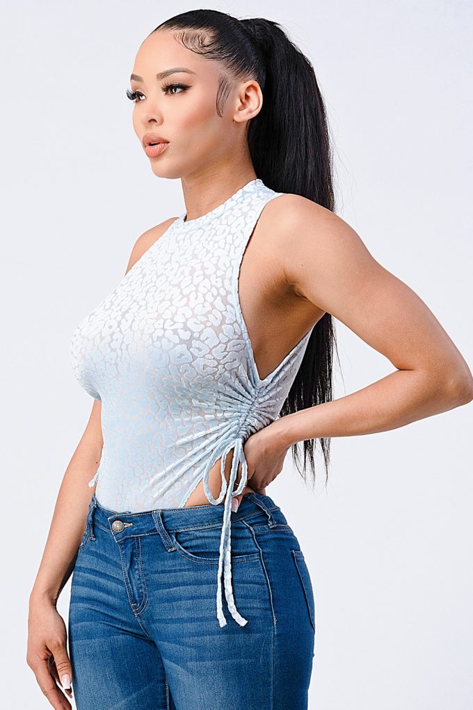 Samt-Bodysuit mit Leopardenmuster und seitlicher Raffung und extremem Schnitt