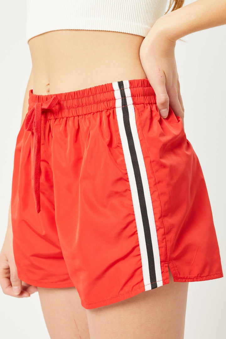 Ein Paar Windbreaker-Shorts
