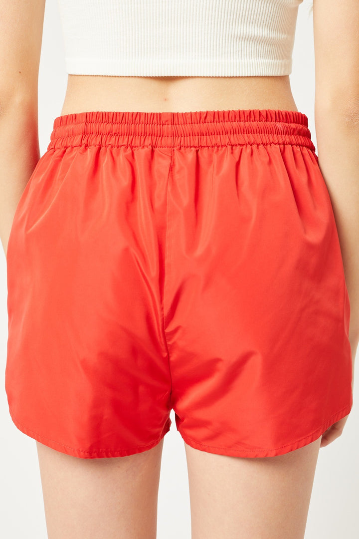 Ein Paar Windbreaker-Shorts