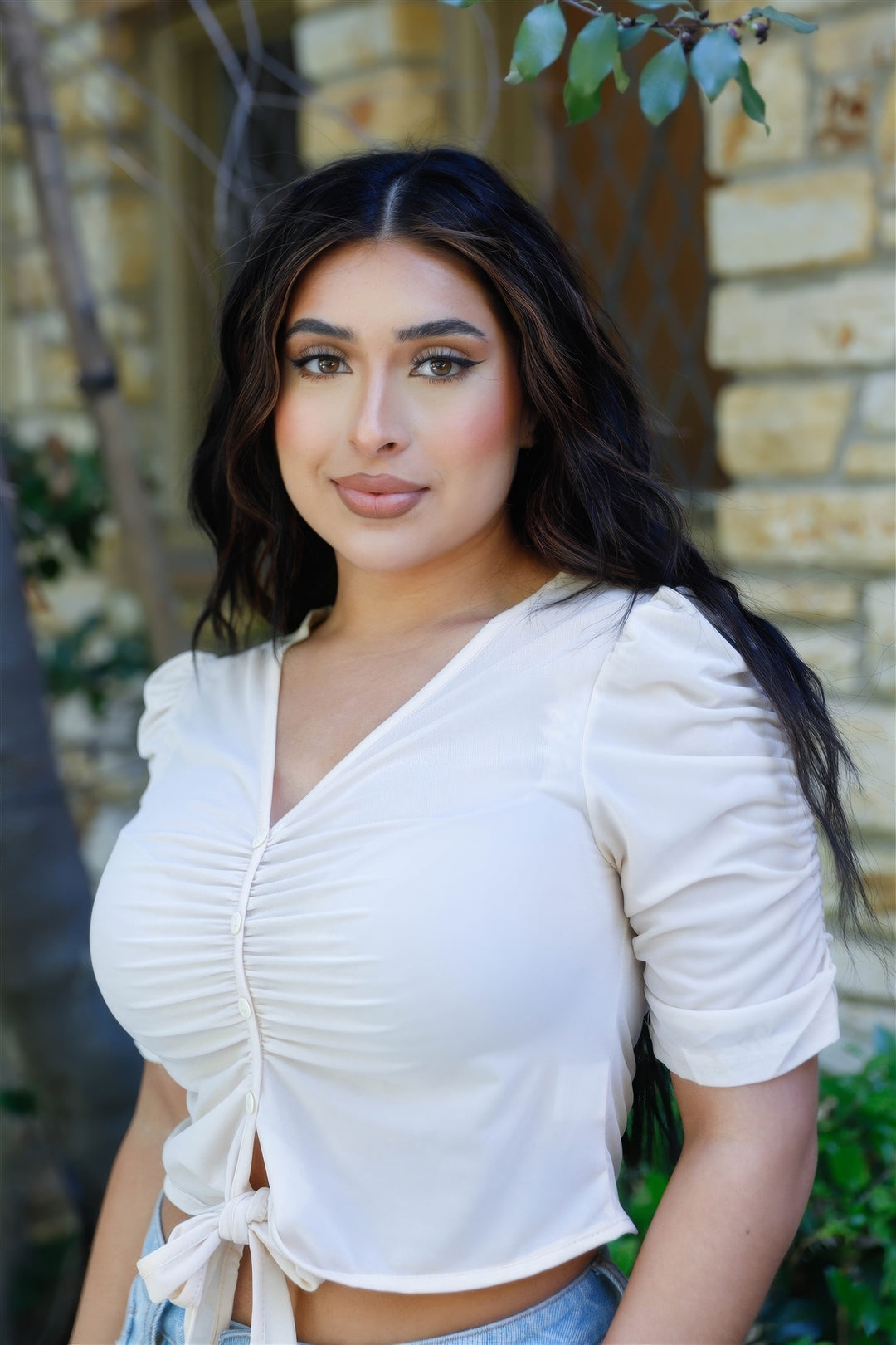 Crop Top aus Netzstoff mit Knopfleiste und Selbstschnürung, gerüschten Kurzarm