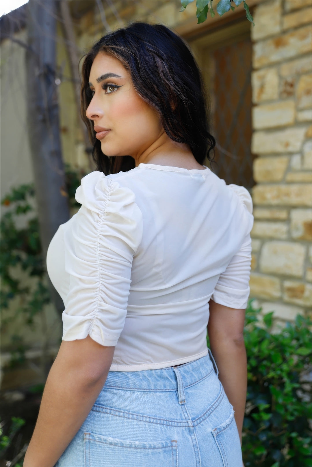 Crop Top aus Netzstoff mit Knopfleiste und Selbstschnürung, gerüschten Kurzarm