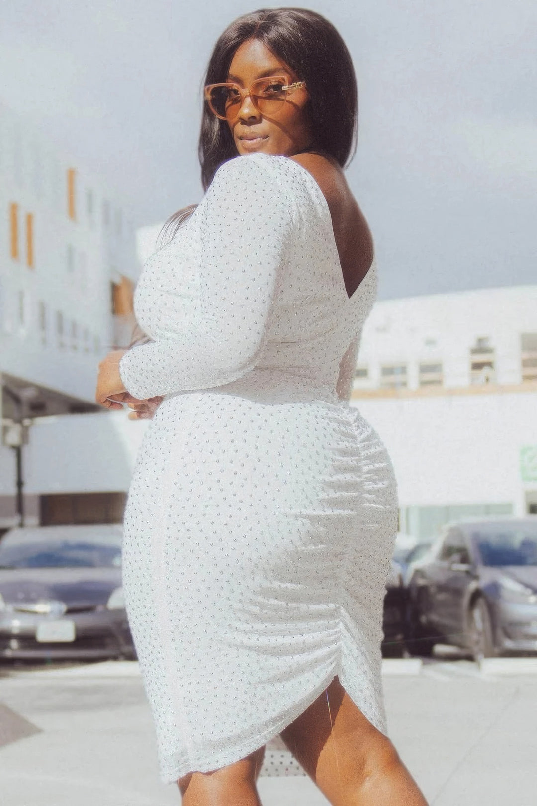 Durchscheinendes silbernes Plus-Midikleid mit Strasssteinen