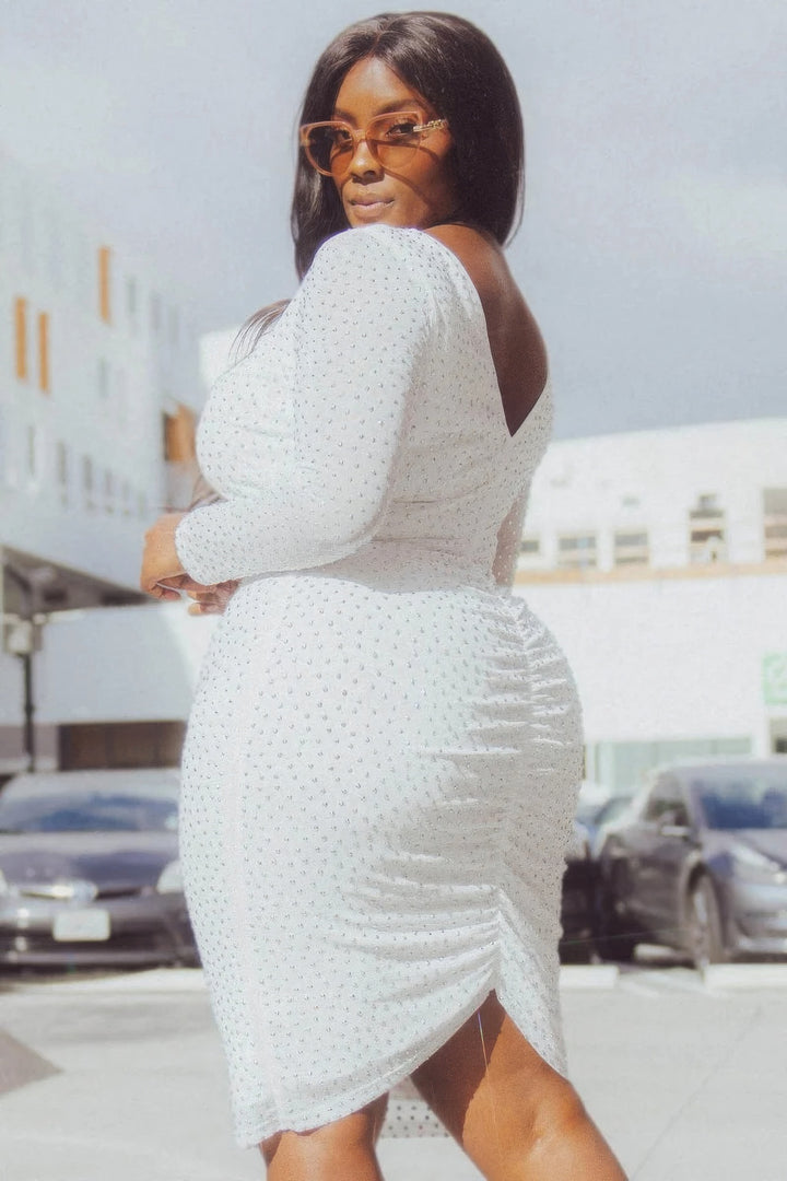 Durchscheinendes silbernes Plus-Midikleid mit Strasssteinen