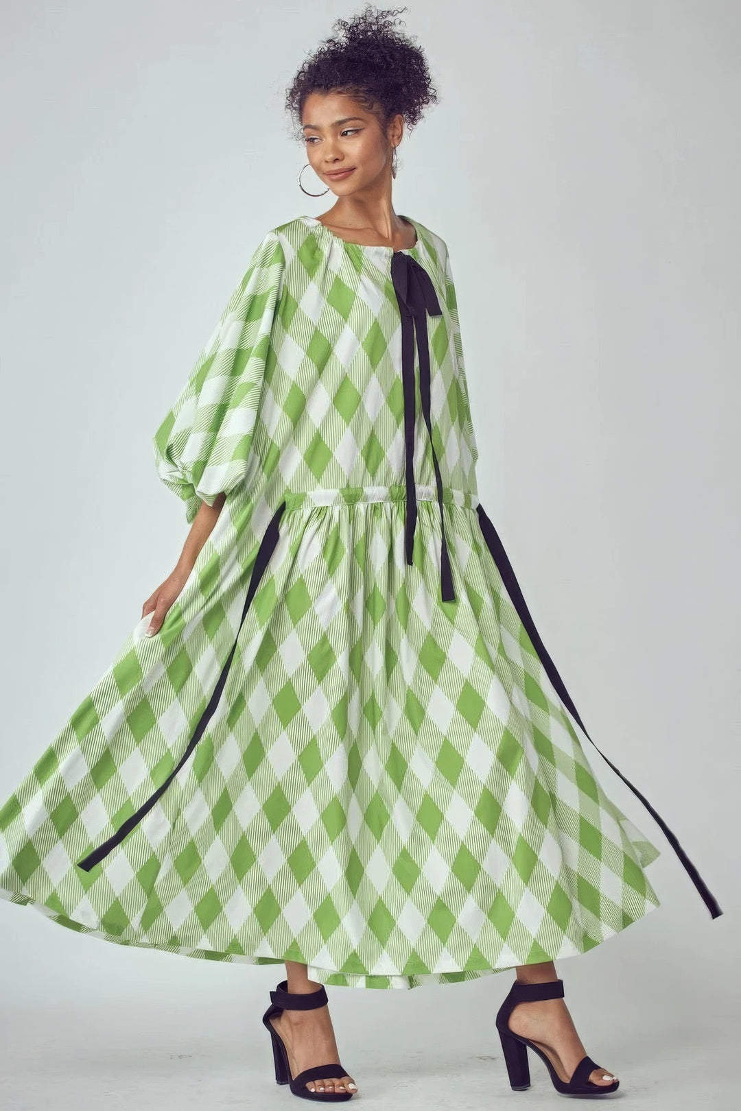 Sehr weit geschnittenes Kleid mit Ballonärmeln und Taschen