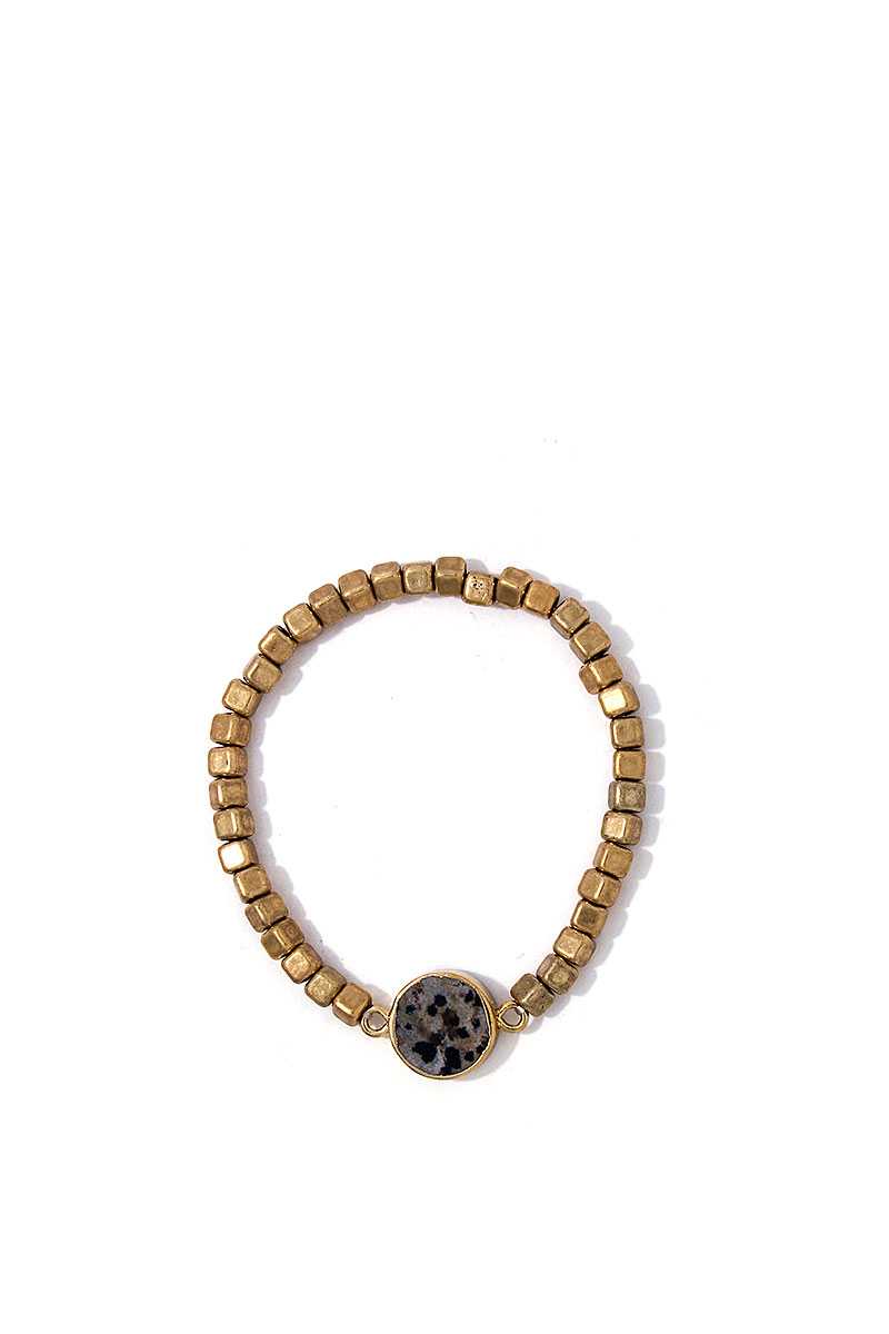 Modernes Armband mit mehreren Perlen und Steinen
