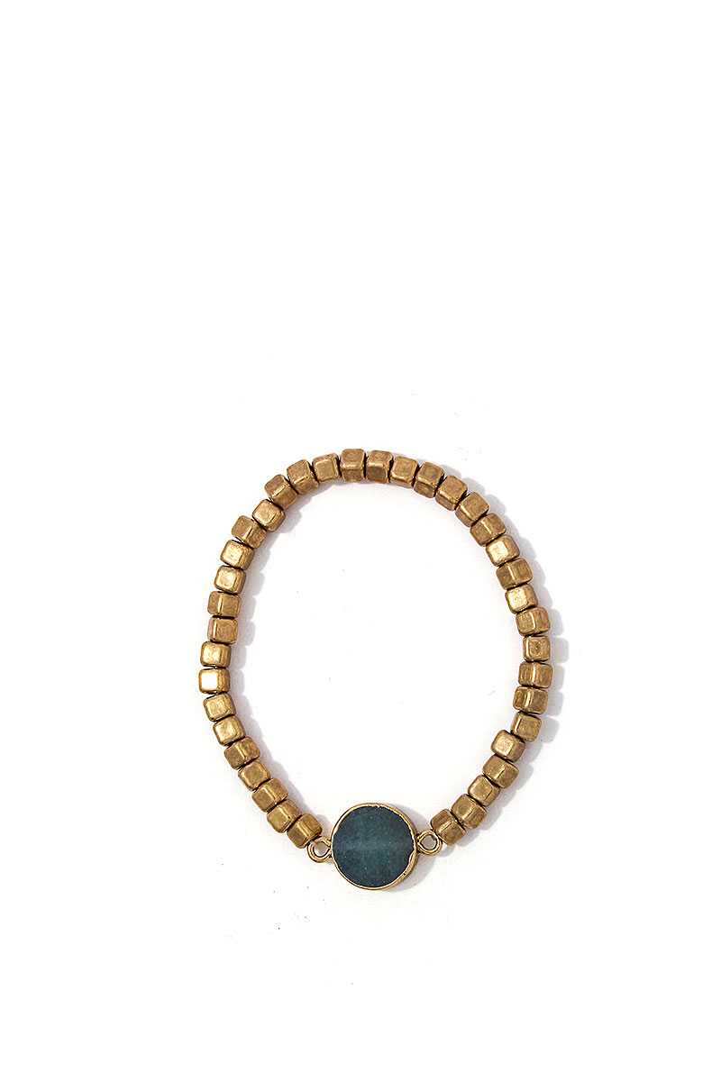 Modernes Armband mit mehreren Perlen und Steinen
