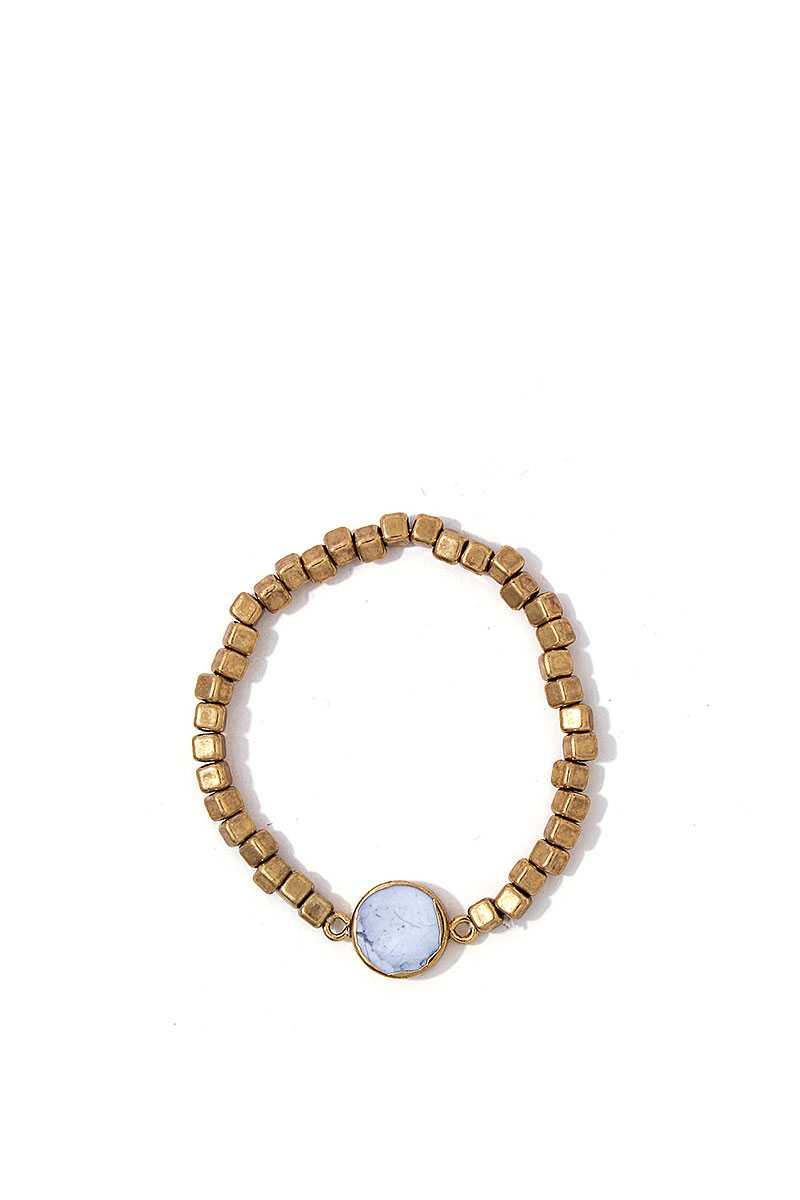 Modernes Armband mit mehreren Perlen und Steinen