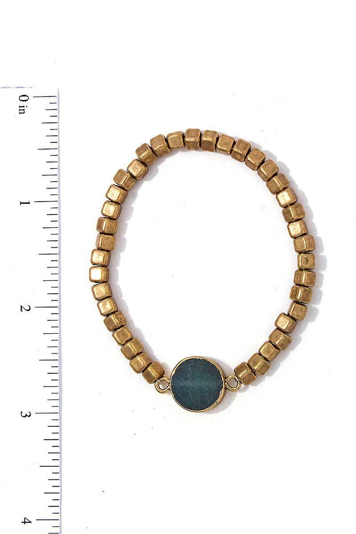 Modernes Armband mit mehreren Perlen und Steinen