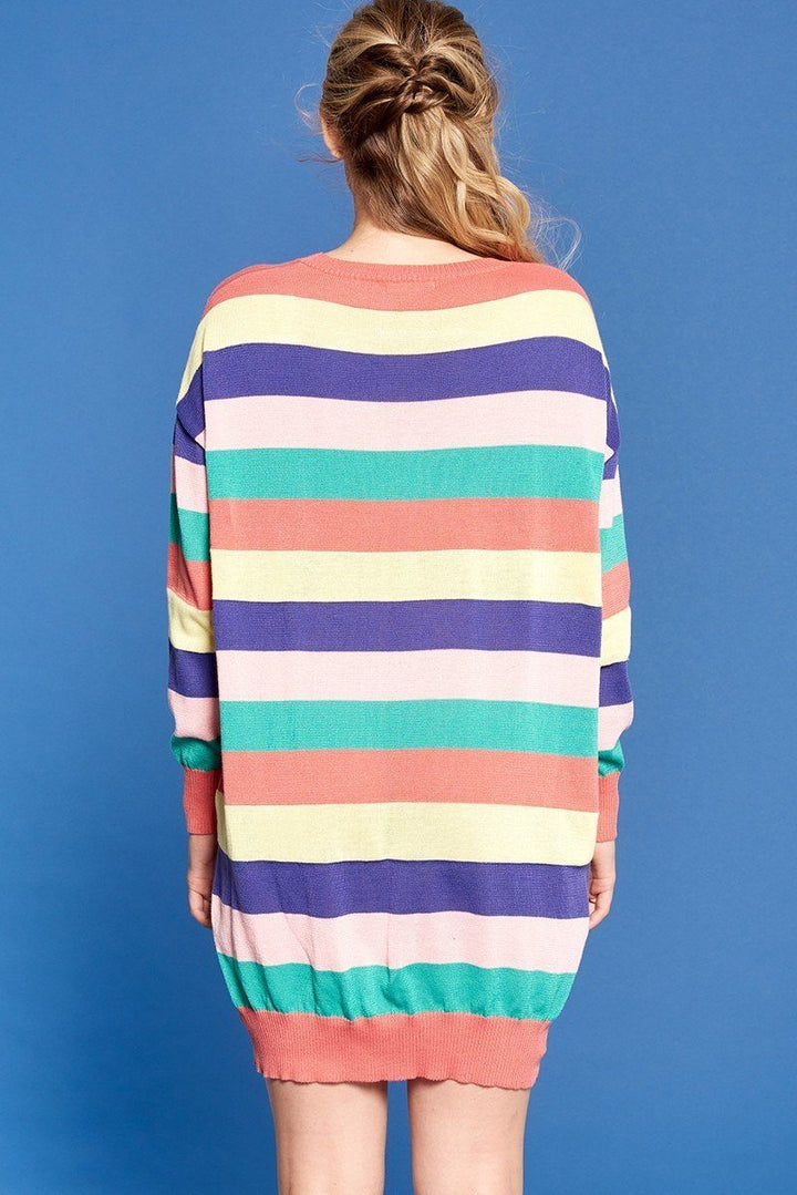 Mehrfarbig gestreiftes Strickpulloverkleid