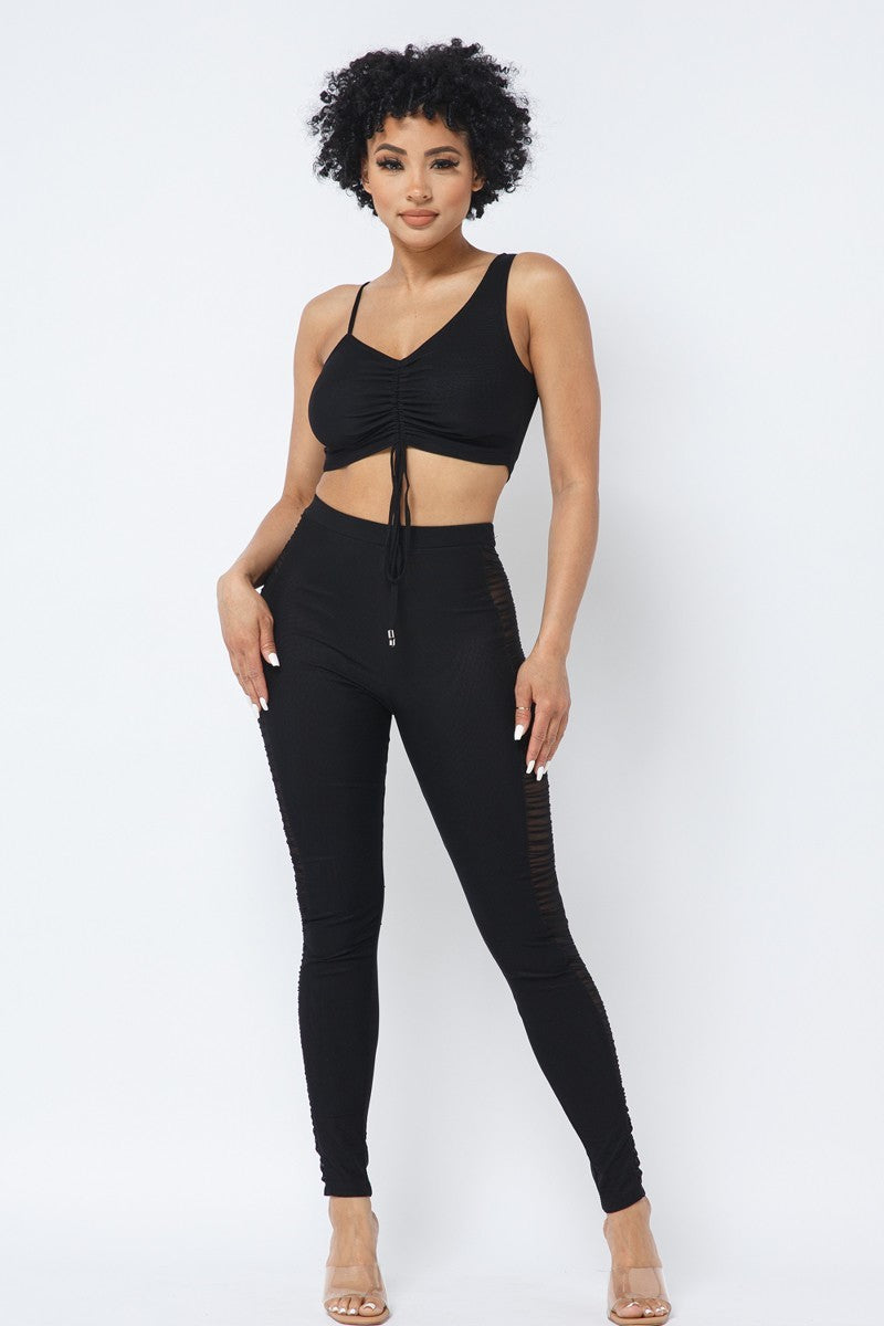 Verstellbares, gerüschtes Crop-Top mit Riemchen aus Netzstoff und passenden durchsichtigen Leggings mit Seiteneinsatz