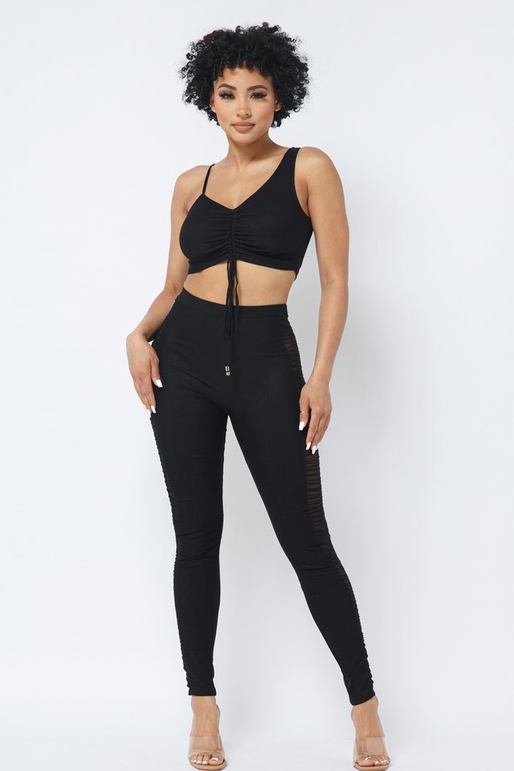 Verstellbares, gerüschtes Crop-Top mit Riemchen aus Netzstoff und passenden durchsichtigen Leggings mit Seiteneinsatz