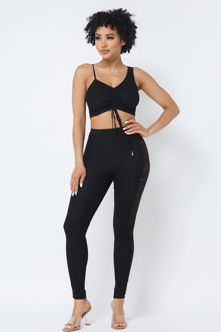 Verstellbares, gerüschtes Crop-Top mit Riemchen aus Netzstoff und passenden durchsichtigen Leggings mit Seiteneinsatz