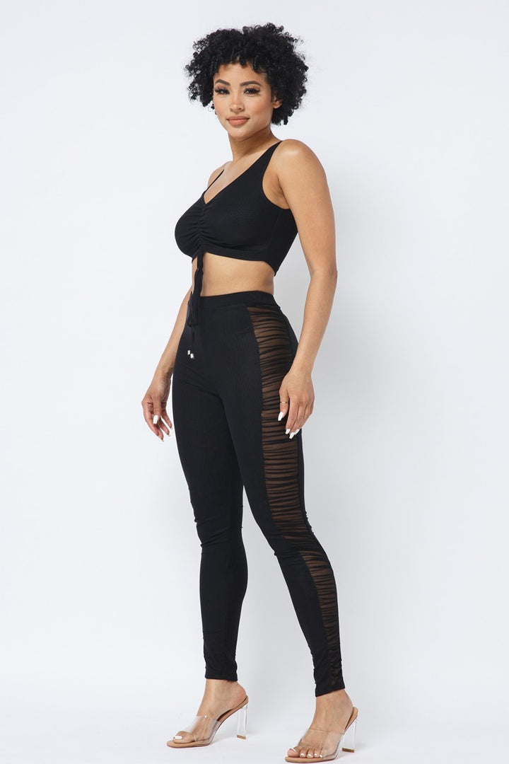 Verstellbares, gerüschtes Crop-Top mit Riemchen aus Netzstoff und passenden durchsichtigen Leggings mit Seiteneinsatz