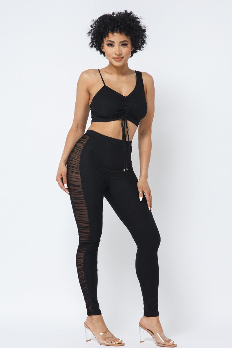 Verstellbares, gerüschtes Crop-Top mit Riemchen aus Netzstoff und passenden durchsichtigen Leggings mit Seiteneinsatz