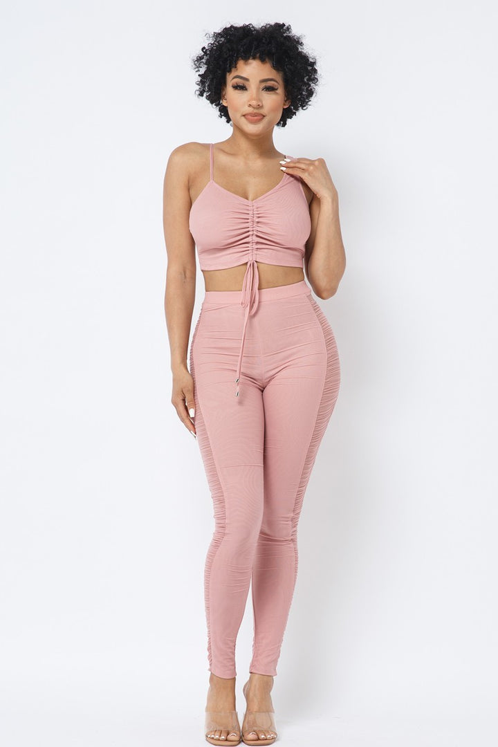 Verstellbares, gerüschtes Crop-Top mit Riemchen aus Netzstoff und passenden durchsichtigen Leggings mit Seiteneinsatz