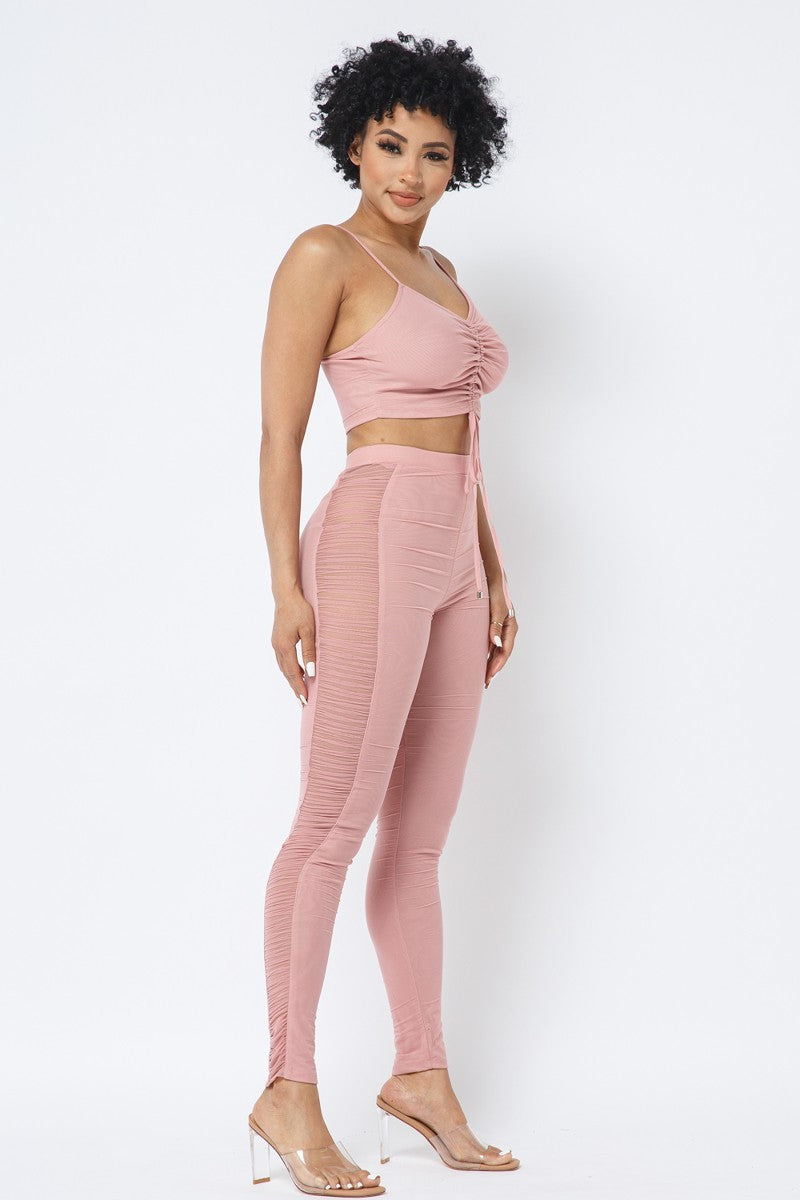 Verstellbares, gerüschtes Crop-Top mit Riemchen aus Netzstoff und passenden durchsichtigen Leggings mit Seiteneinsatz