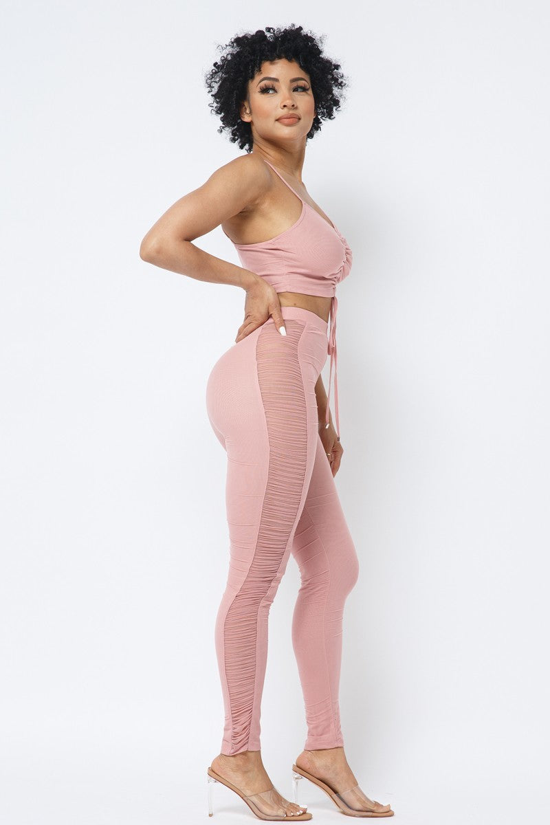 Verstellbares, gerüschtes Crop-Top mit Riemchen aus Netzstoff und passenden durchsichtigen Leggings mit Seiteneinsatz