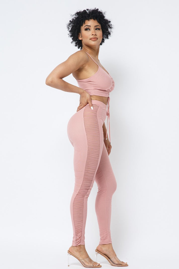 Verstellbares, gerüschtes Crop-Top mit Riemchen aus Netzstoff und passenden durchsichtigen Leggings mit Seiteneinsatz