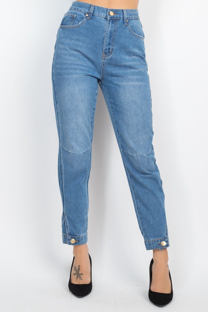 Mom-Jeans mit Manschettenknöpfen