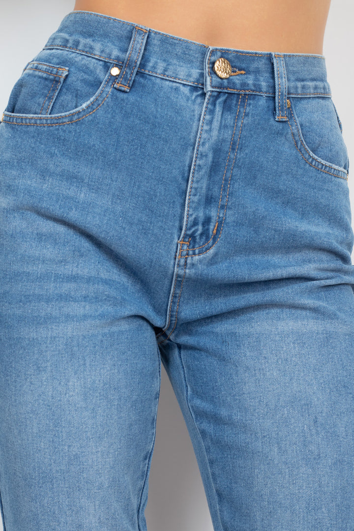 Mom-Jeans mit Manschettenknöpfen