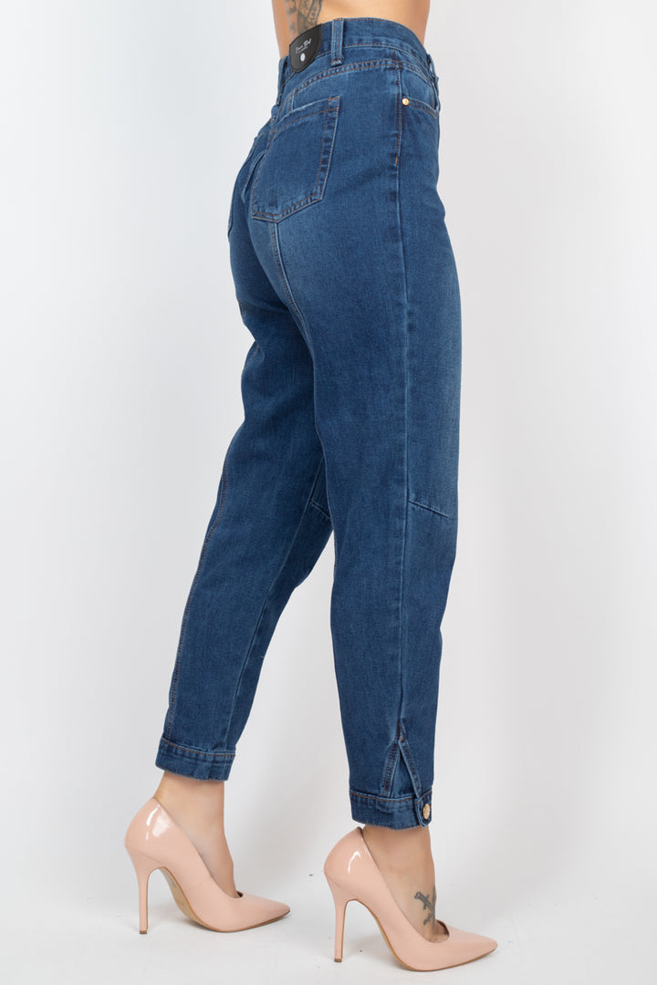 Mom-Jeans mit Manschettenknöpfen