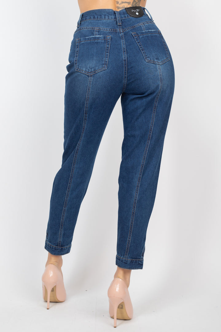 Mom-Jeans mit Manschettenknöpfen