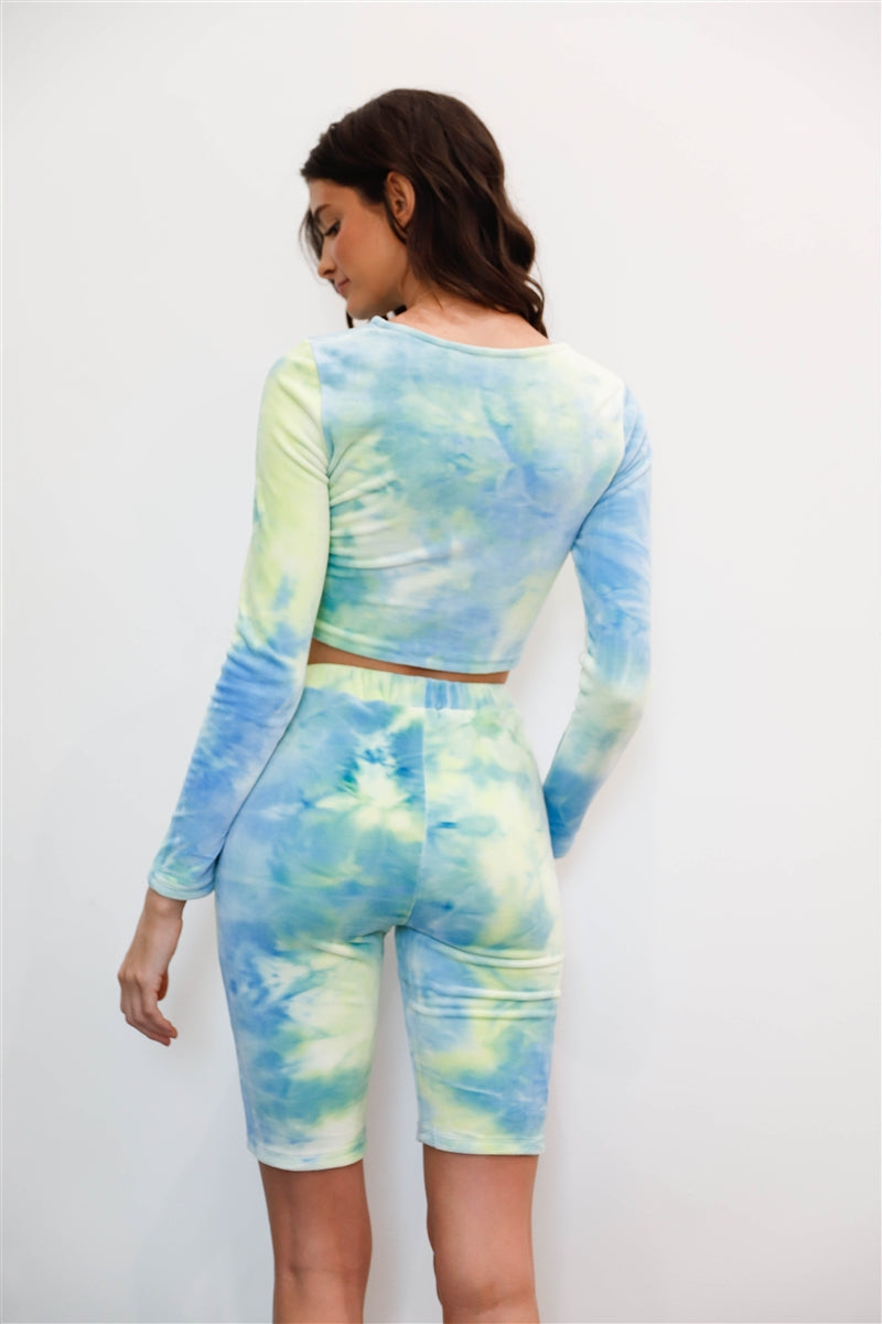 Mehrfarbiges Set aus kurzem Langarm-Oberteil und Radlerhose aus Samt mit Batikmuster