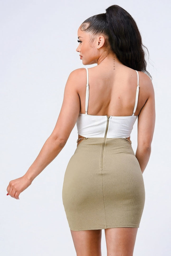 Mehrfarbiges Bralette mit seitlichem Ausschnitt und goldfarbenem Kettenreißverschluss auf der Rückseite, figurbetontes Minikleid