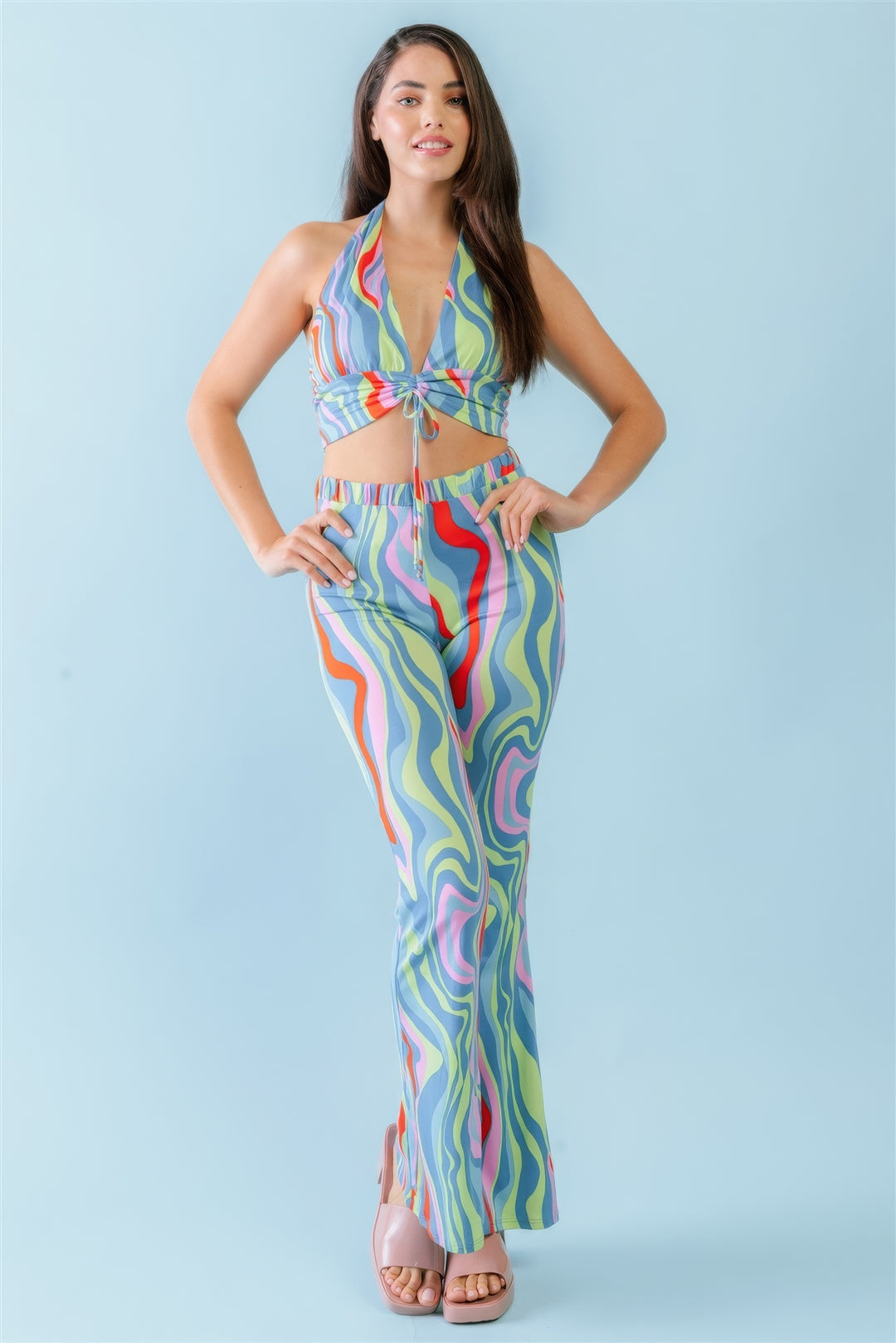 Mehrfarbiges Set mit Neckholder-V-Ausschnitt, gerüschtem Crop-Top mit abstraktem Print und offener Rückseite und Hose mit hoher Taille