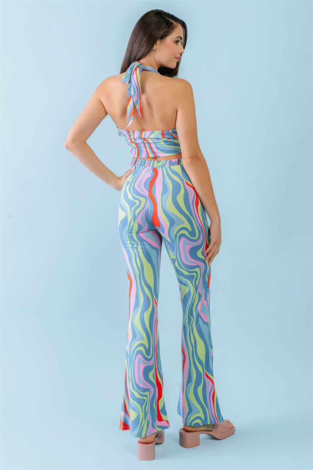 Mehrfarbiges Set mit Neckholder-V-Ausschnitt, gerüschtem Crop-Top mit abstraktem Print und offener Rückseite und Hose mit hoher Taille