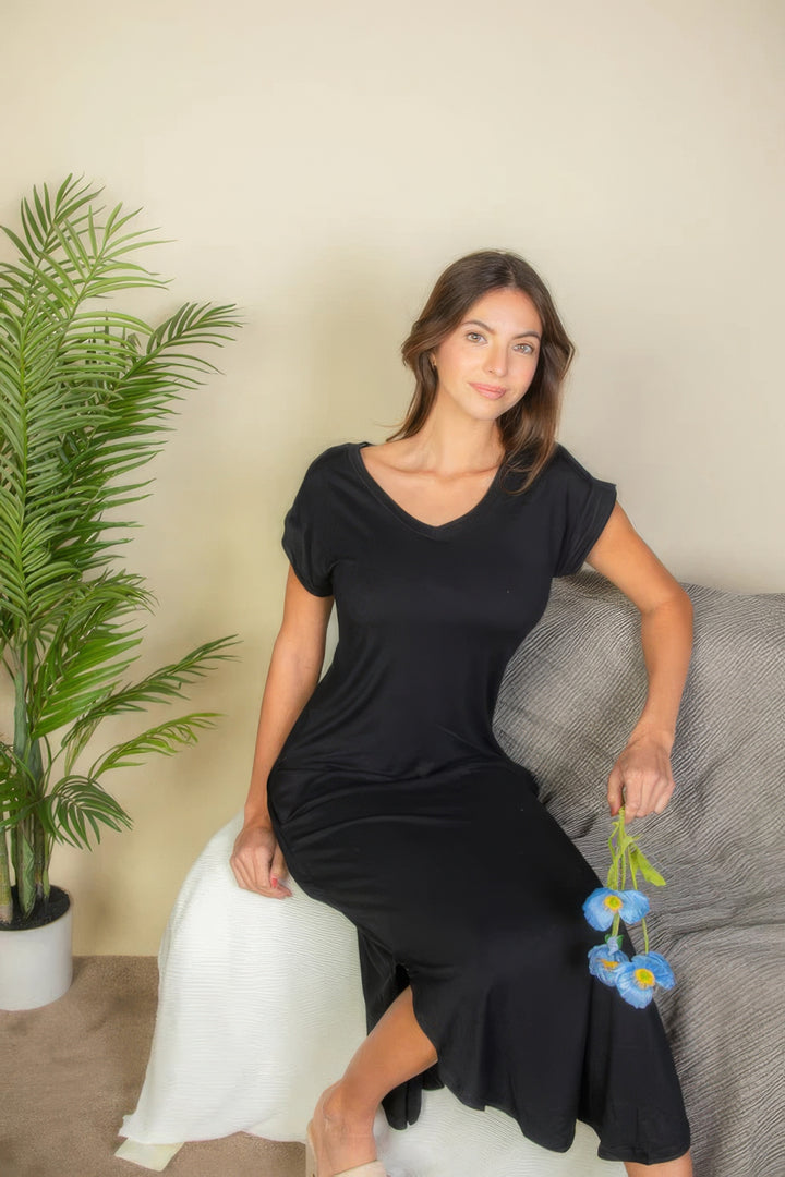 Langes Kleid mit Fledermausärmeln und V-Ausschnitt und versteckter Tasche