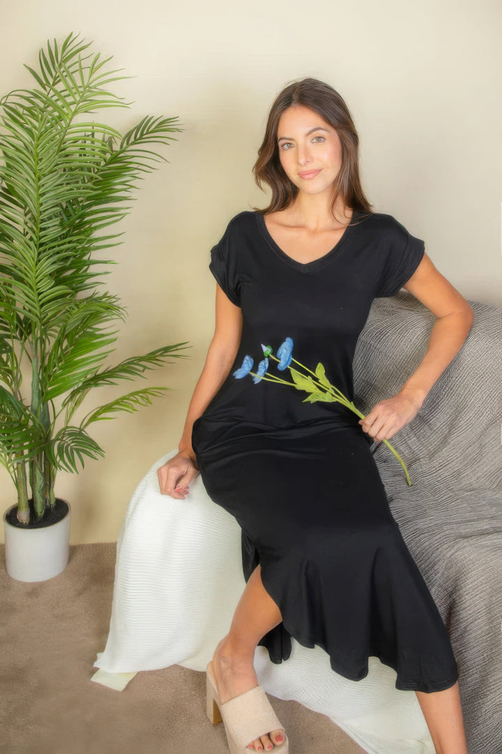 Langes Kleid mit Fledermausärmeln und V-Ausschnitt und versteckter Tasche