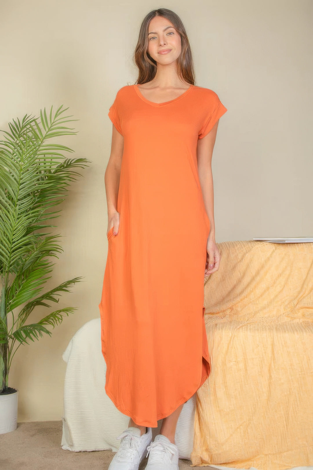 Langes Kleid mit Fledermausärmeln und V-Ausschnitt und versteckter Tasche