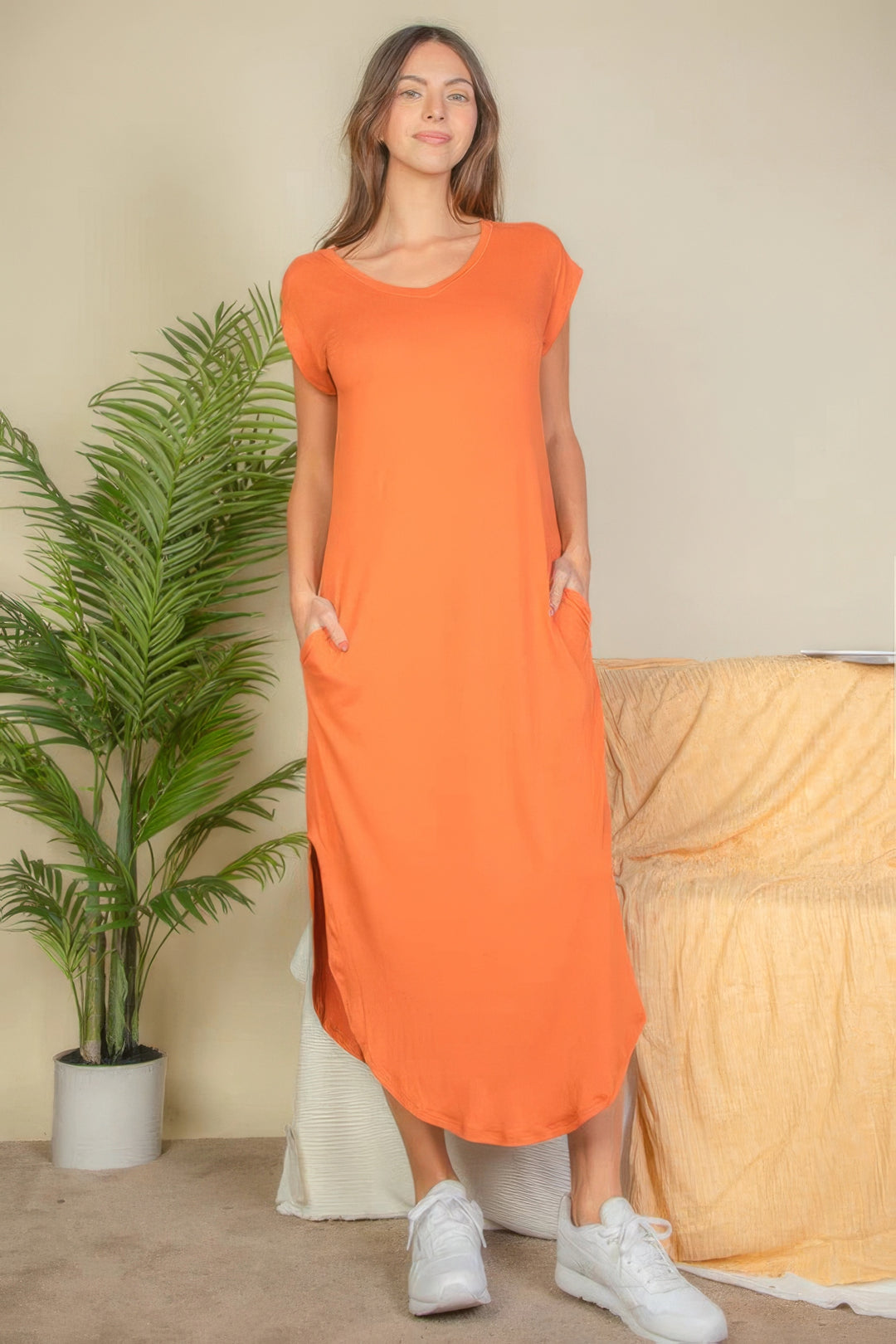 Langes Kleid mit Fledermausärmeln und V-Ausschnitt und versteckter Tasche