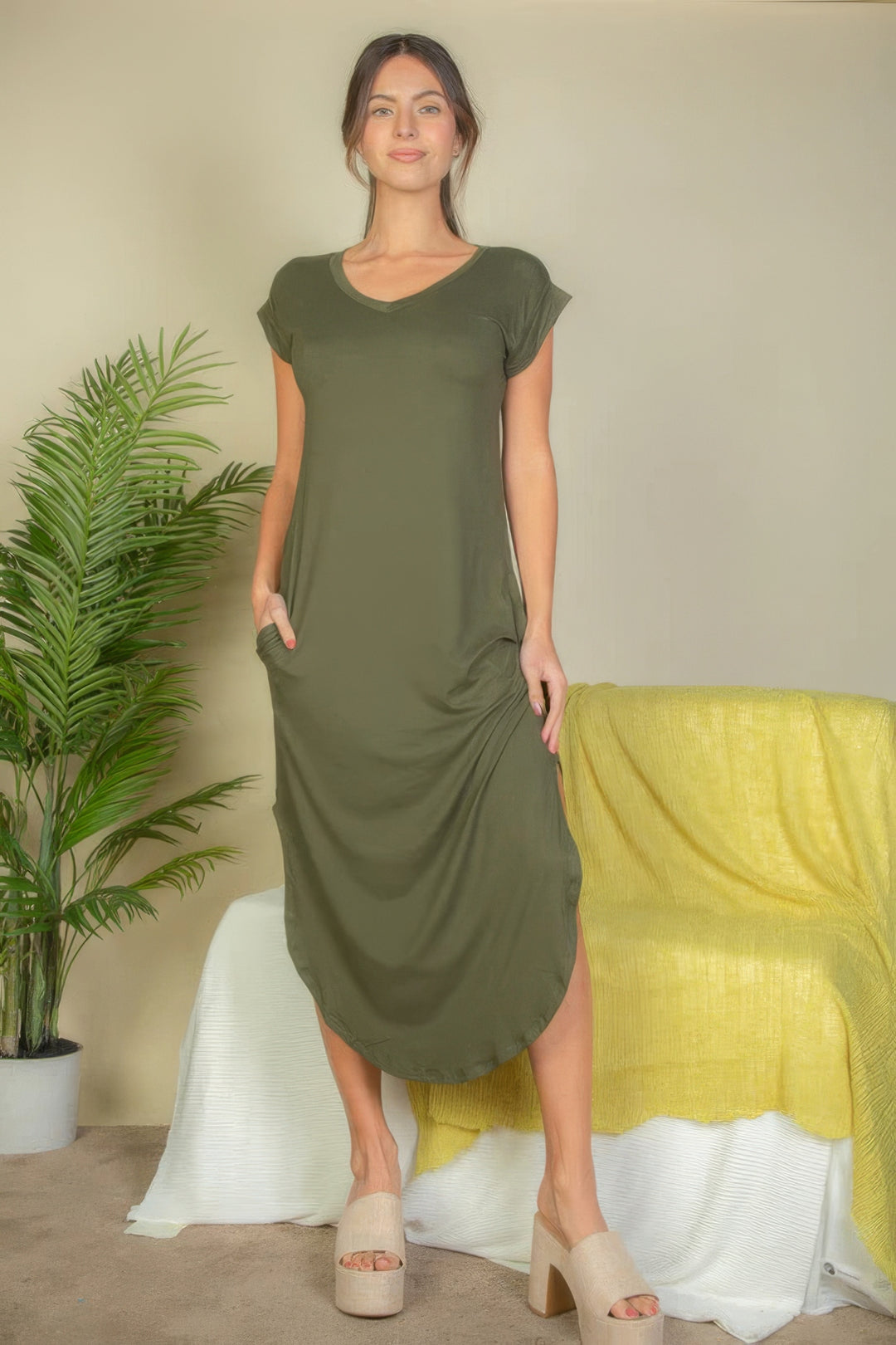Langes Kleid mit Fledermausärmeln und V-Ausschnitt und versteckter Tasche