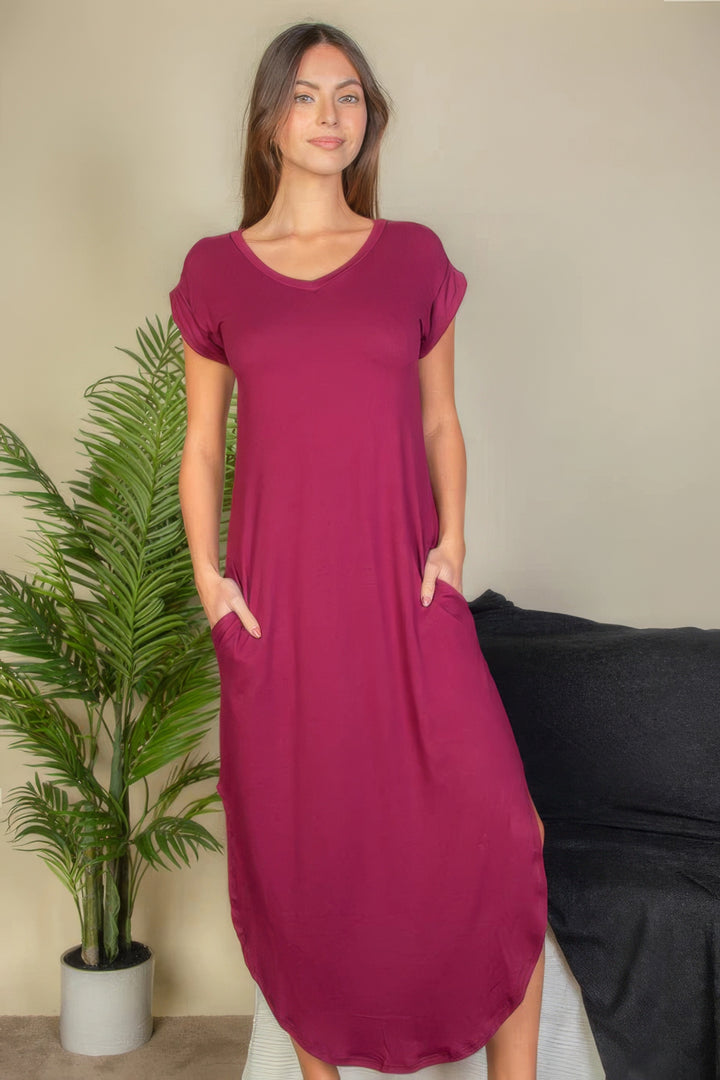 Langes Kleid mit Fledermausärmeln und V-Ausschnitt und versteckter Tasche