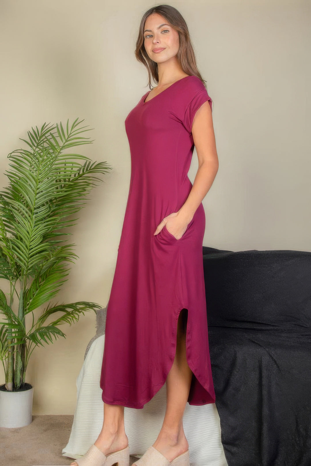 Langes Kleid mit Fledermausärmeln und V-Ausschnitt und versteckter Tasche